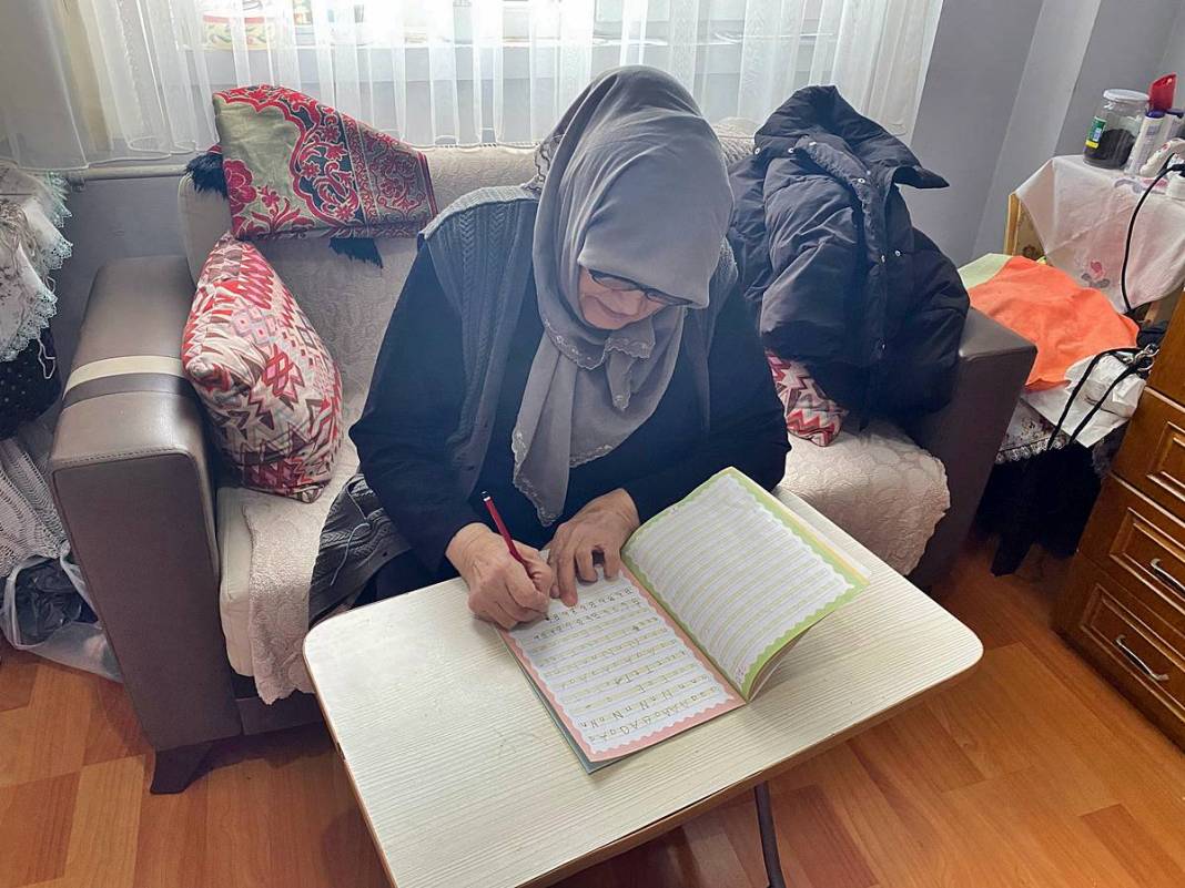 'Kız çocukları okumaz' diyerek okula gönderilmedi: 81 yaşında okuma yazma öğrendi! O andan sonra karar verdi 16